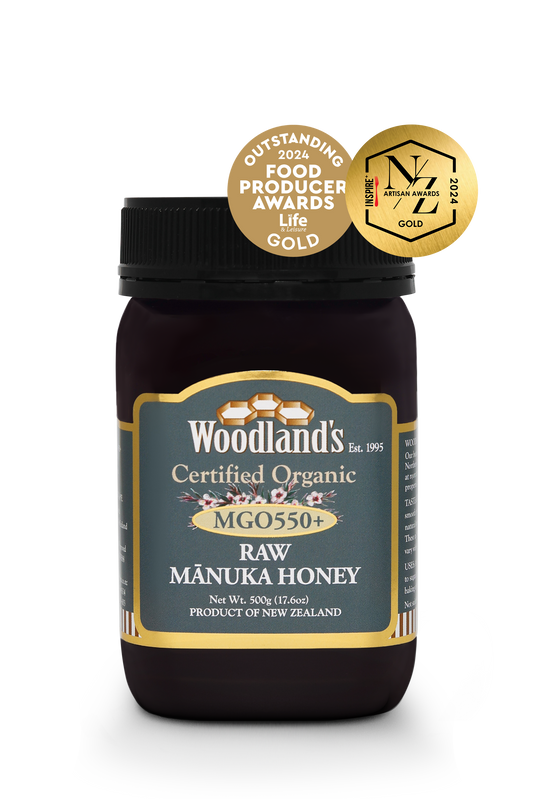 Raw organic Mānuka honey in a 500g jar from WellNest, labeled MGO550+ with FPA Gold and AA grading.
